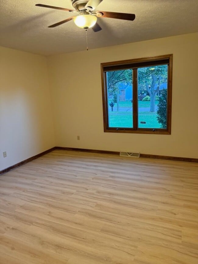 Building Photo - 2 bedroom for rent