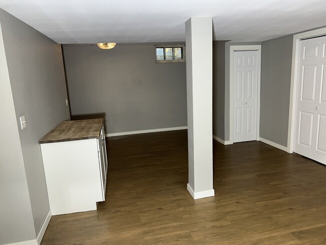 Building Photo - 1203 S West Ave