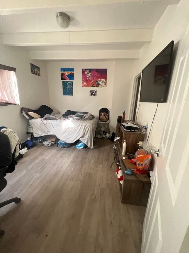 Building Photo - 6 Bedroom 3 Bathroom House on Corner lot- LARGE ROOMS