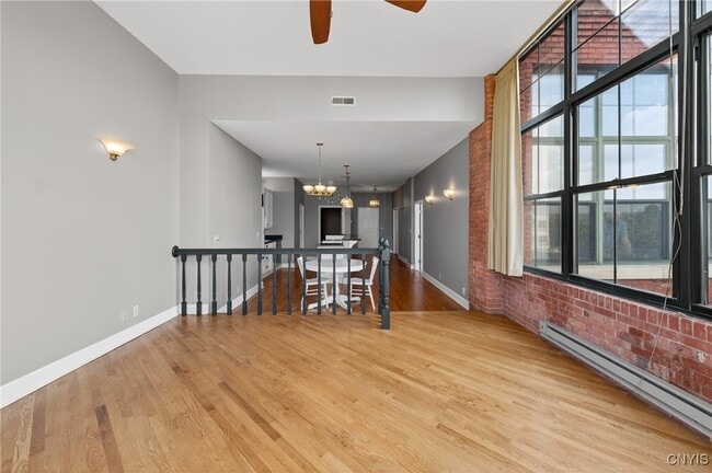 Building Photo - 526 Plum St