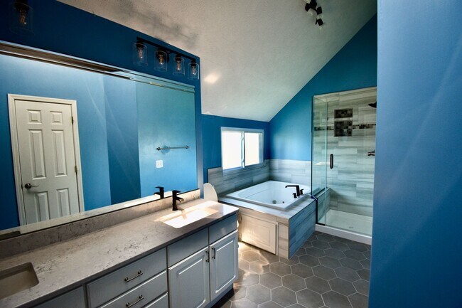 Building Photo - Modern 3 Bedroom 4 Bathroom Bellevue Home!