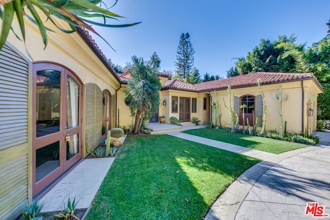 Building Photo - 9530 Hidden Valley Rd