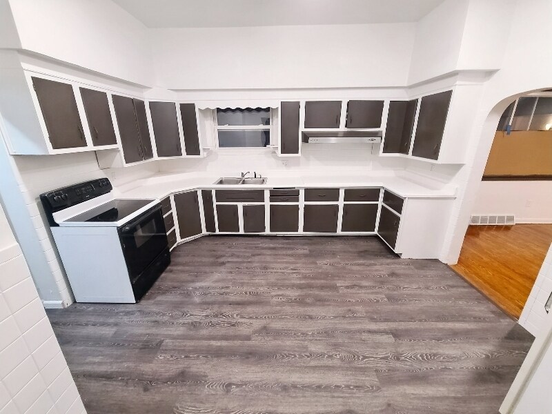 Building Photo - 636 W 17th St