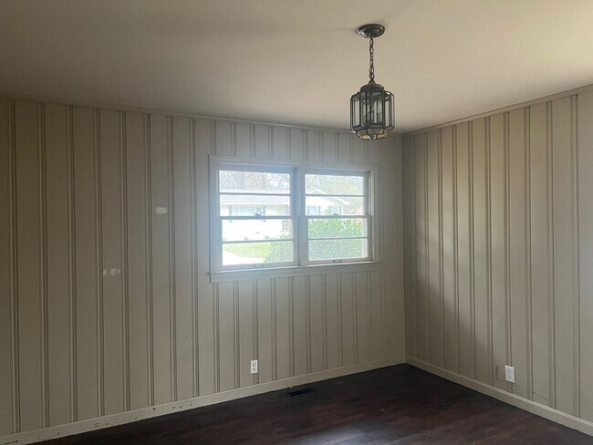 Building Photo - 3 bed/2 bath