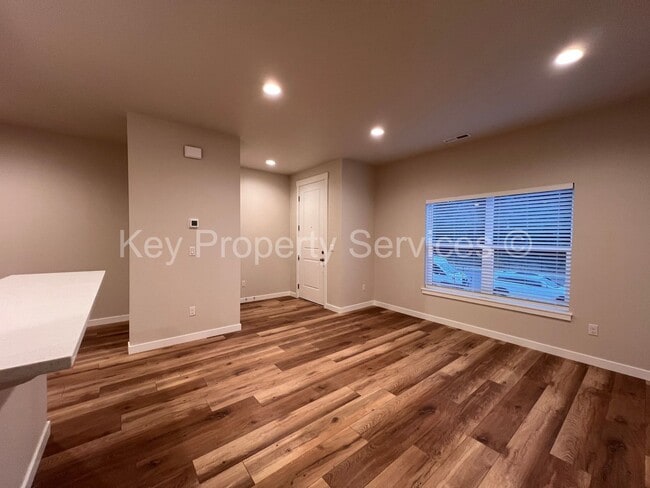 Building Photo - Newer Townhome in North Vancouver/Ridgefield