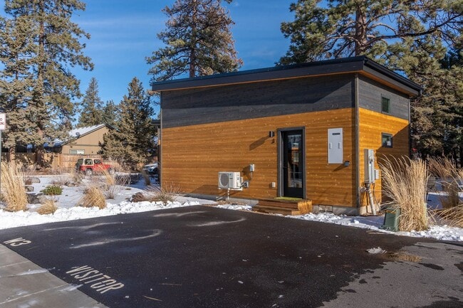 Building Photo - Hiatus Hideaway #3 - Close to Old Mill - Fully Furnished available Now