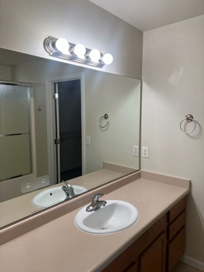 Building Photo - COMING SOON -  3 BEDROOM TOWNHOME W/ GARAGE