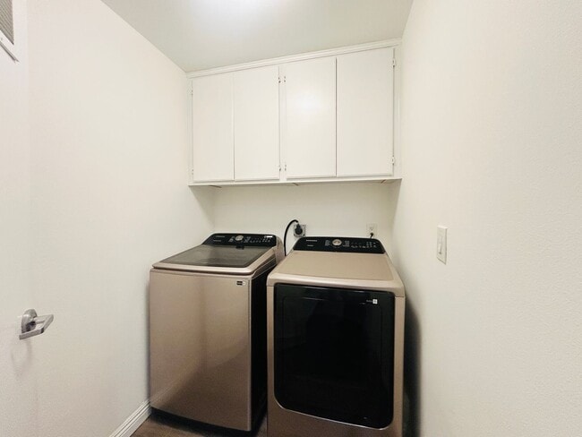 Building Photo - Barcelona Towers Condo Community In Koreat...