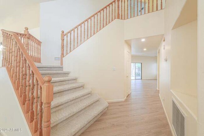 Building Photo - Stunning Cobble Creek II home with pool an...