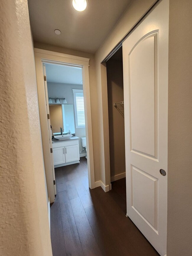 Building Photo - Large Spacious 4 Bed Home