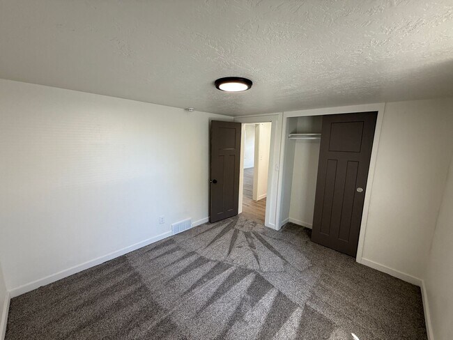 Building Photo - Newley renovated 4 bedroom home!