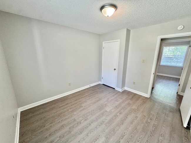 Building Photo - 5595 Briarwood Dr