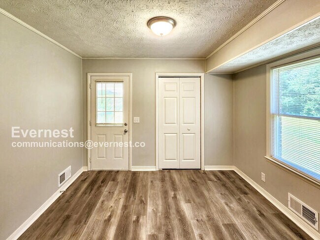 Building Photo - Lovely 3-Bedroom Home with Carport / Pet-F...