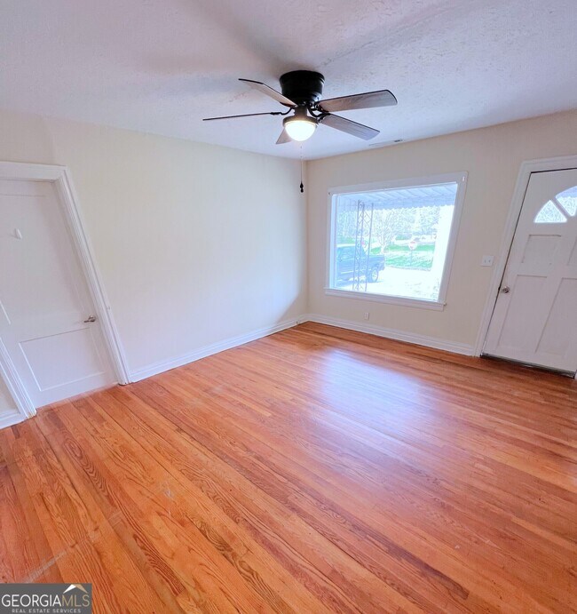 Building Photo - 115 Elm St