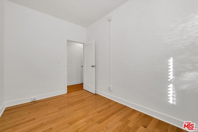 Building Photo - 858 1/2 S Gramercy Pl