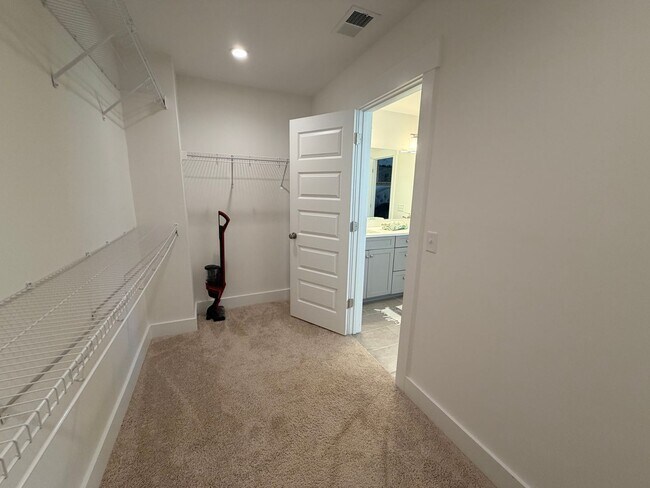 Building Photo - Four Bedroom Town Home in Old Stoney Village- Two Primary Suites