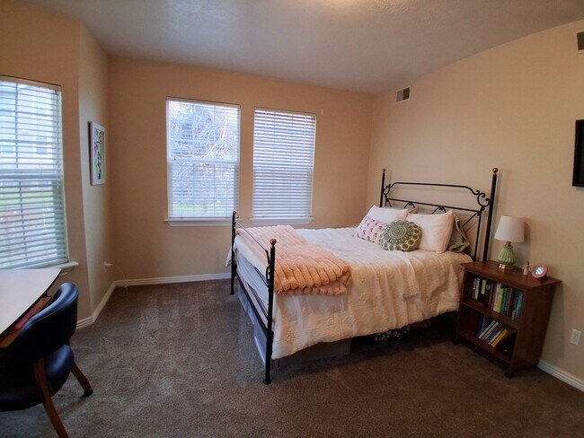 Building Photo - 504 N Seven Peaks Blvd