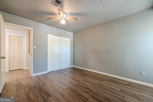 Building Photo - 2016 Oak Park Ln