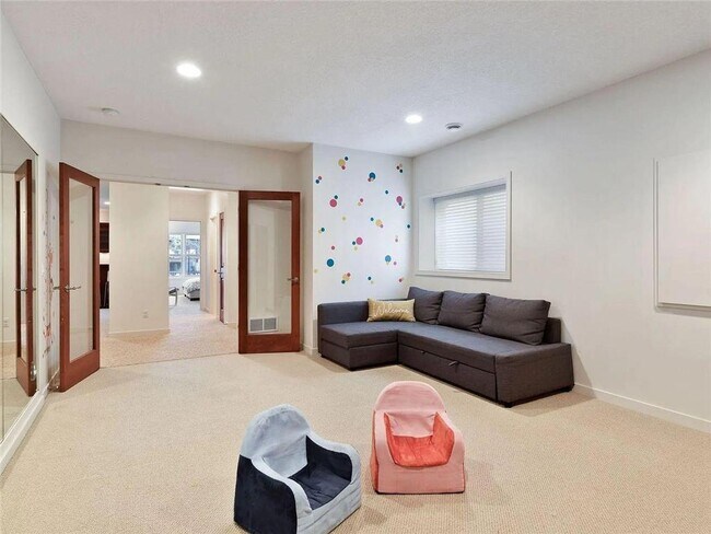 Building Photo - 6484 Ivy Way