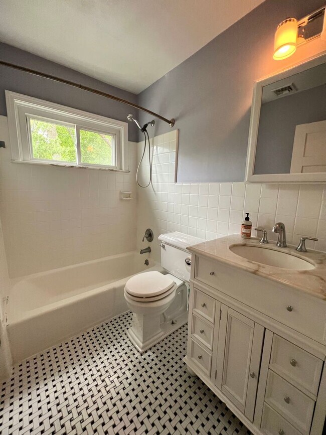 Building Photo - Gorgeous 3-Bedroom Home in Narberth! Avail...