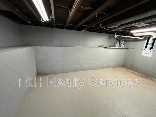 Building Photo - 5956 E Beechwood Ave