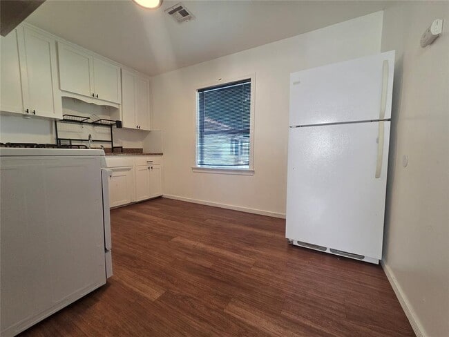 Building Photo - 3413 Willow Creek Dr