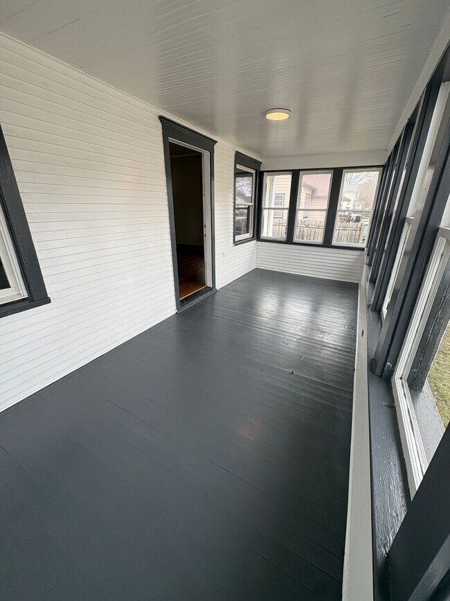 Building Photo - 2 Bedroom / 1 Bathroom Home for Rent!