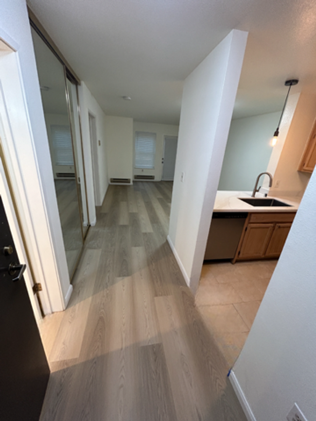 Building Photo - Beautiful 1BRs+1BA Condo with al parking s...