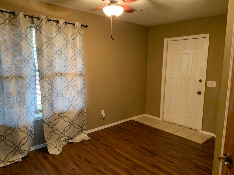 Building Photo - 13327 Longridge Ln