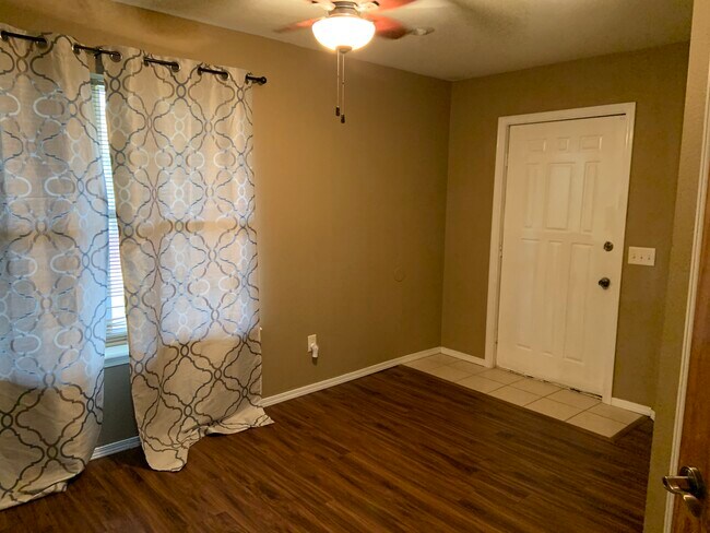 Building Photo - 13327 Longridge Ln