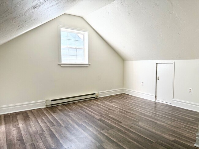 Building Photo - Cozy + Convenient Hanover 3BR w/ Backyard ...