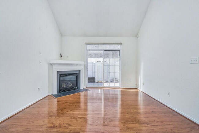 Building Photo - 985 Lambourne Ln