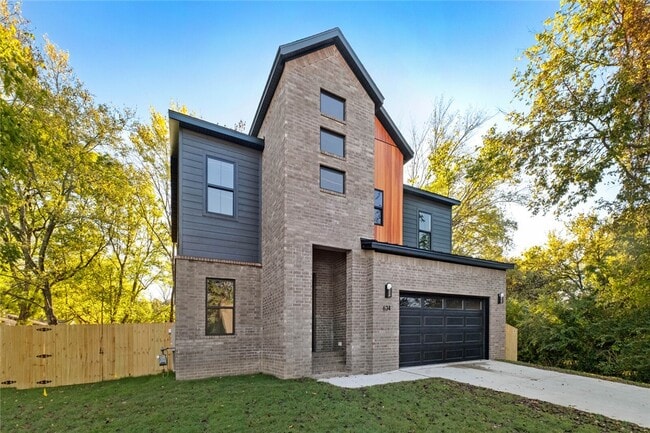 Building Photo - 634 S Happy Hollow Rd