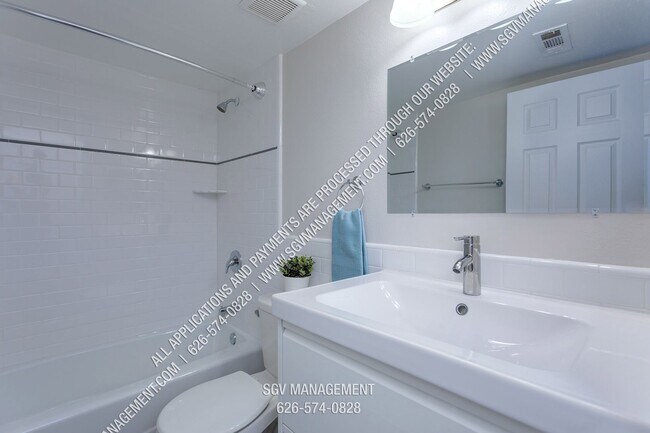 Building Photo - Condo with Pool, Washer & Dryer, Hardwood ...