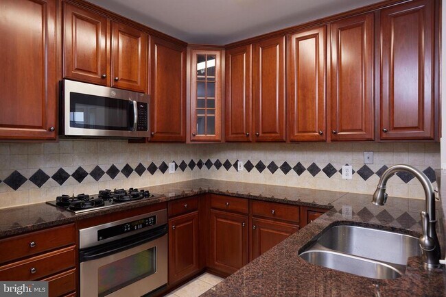 Building Photo - 300 King Farm Blvd