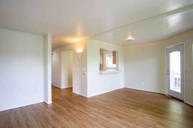 Building Photo - FREE RENT! Bright & Spacious 2-Bed/2 Bath ...