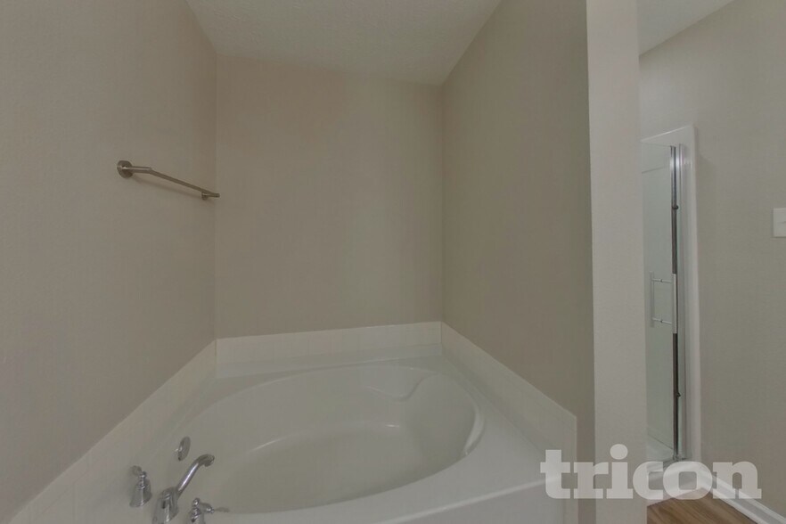 Building Photo - 1024 Tradewinds Dr