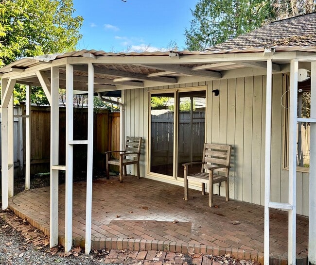 Building Photo - 3 Bed / 2.5 Bath Bellevue rambler $3,895/month