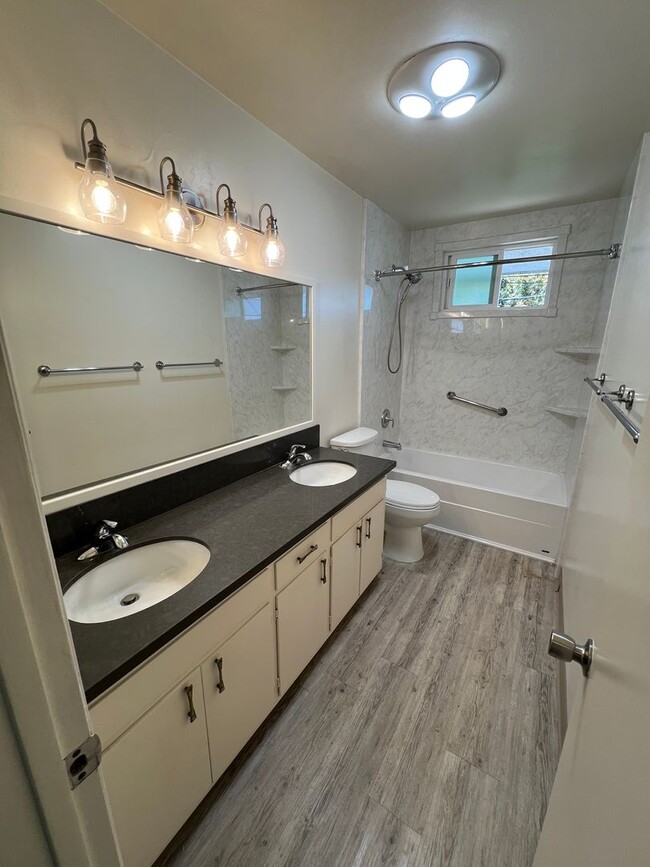 Building Photo - Just For You! Midtown Ventura prime location!