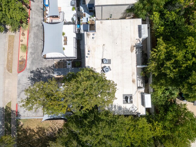 Building Photo - 2213 Park Hill Dr