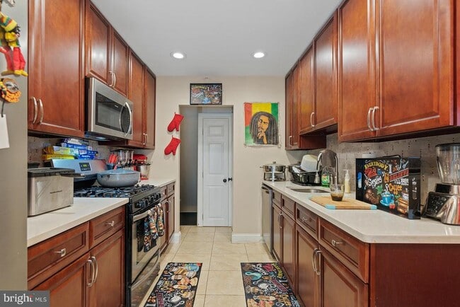 Building Photo - 2874 Tolbut St