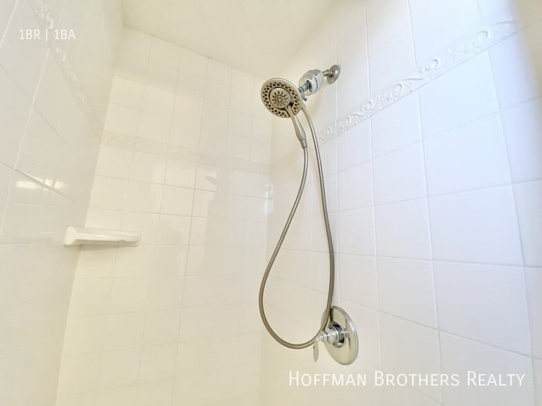 Building Photo - 7575 Melrose Ave