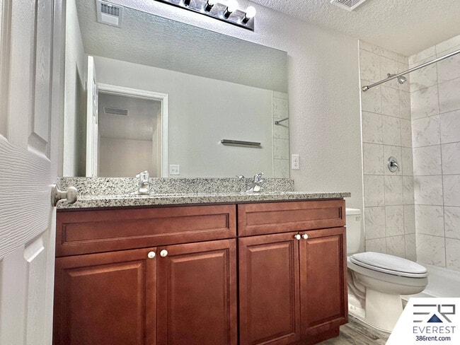 Building Photo - 10 Ryall Ln