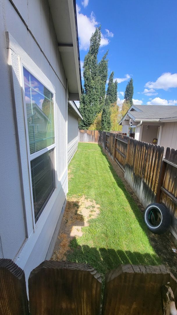 Building Photo - 562 NE Negus Loop