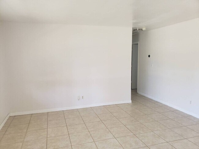 Building Photo - 2/2/1 Single Family Home Available NOW!
