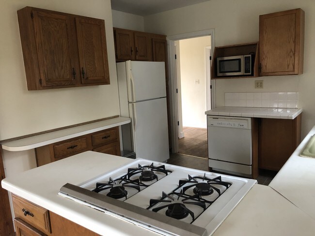 Efficient kitchen - new range & fridge - 1525 Dawnview Dr