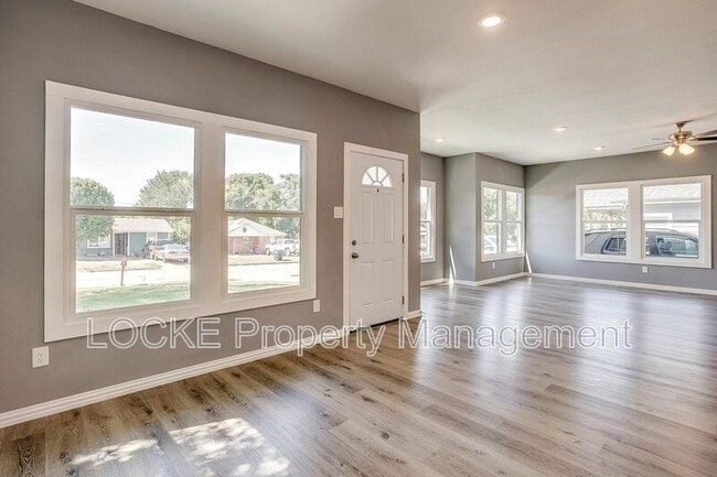 Building Photo - 1117 E Cantey St