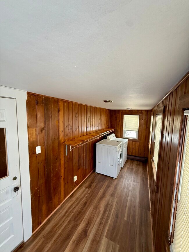 Building Photo - 1027 Monmouth St