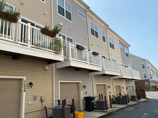 Building Photo - Spacious 2 BR/2.5 BA Townhome in Beltsville!