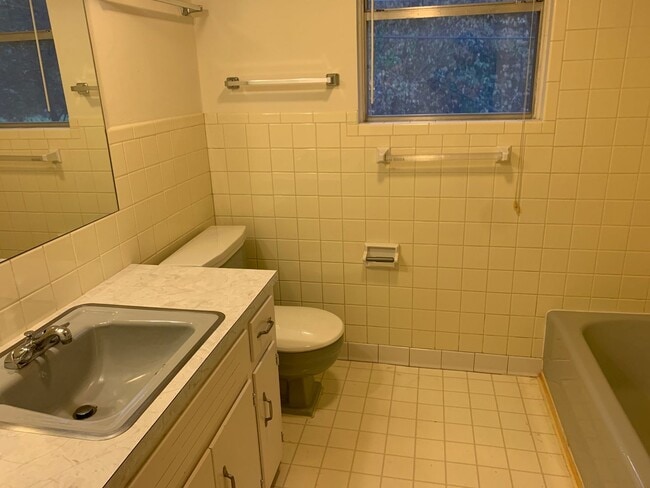 Building Photo - Lovely 4/2 in Brentwood Neighborhood